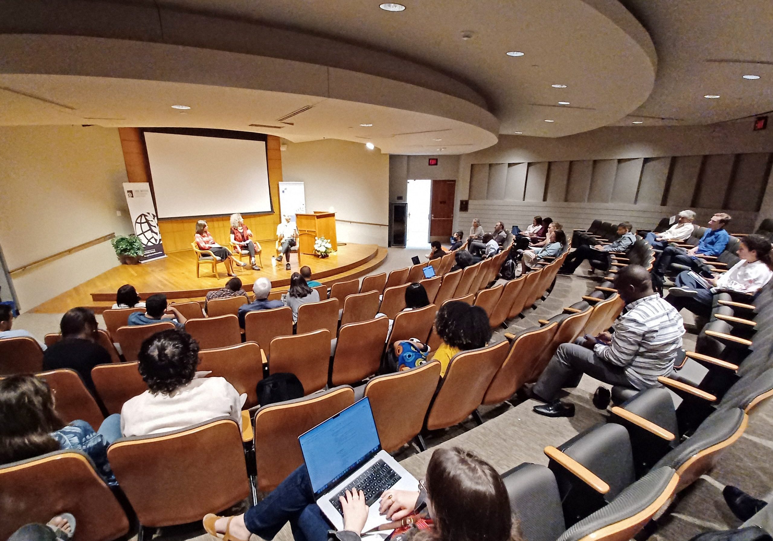 Taller «Tecnologías deliberativas, democracia y consolidación de la paz», en la Universidad de Notre Dame, Indiana | Foto: Seikyo Shimbun