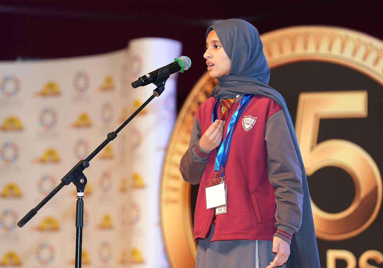 Una estudiante recitando el poema «Nunca caeré» | Foto: Seikyo Shimbun