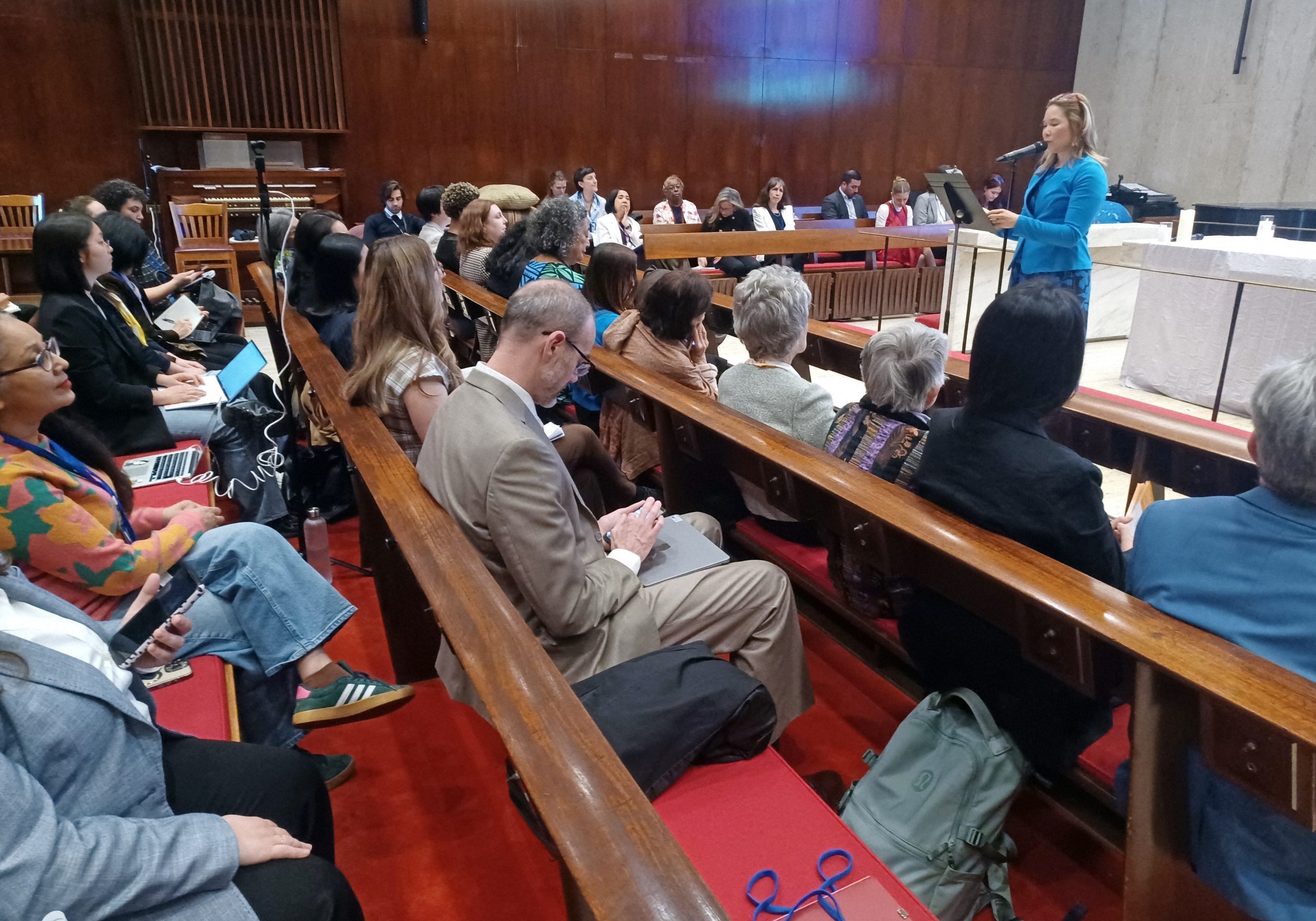 Ivy Koek, coordinadora del programa de Igualdad de Género y Empoderamiento de la Mujer de la Oficina de la SGI para Asuntos de las Naciones Unidas, moderando uno de los eventos paralelos a CSW70 | Foto: Seikyo Shimbun