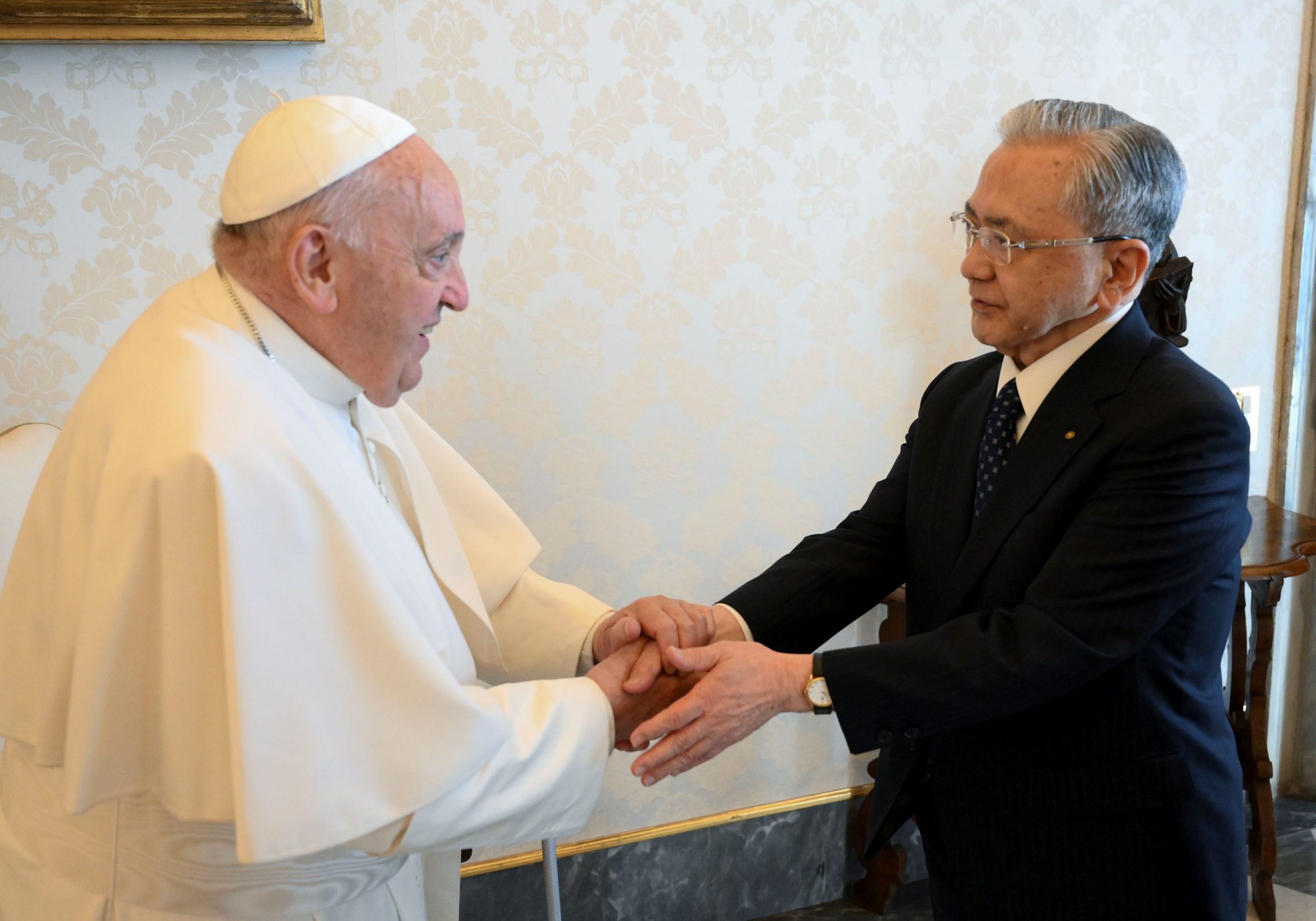 Saludo entre el papa Francisco y el presidente de la Soka Gakkai, Minoru Harada, durante el encuentro que mantuvieron el 10 de mayo de 2024 en la Ciudad del Vaticano | Foto: ©Vatican Media