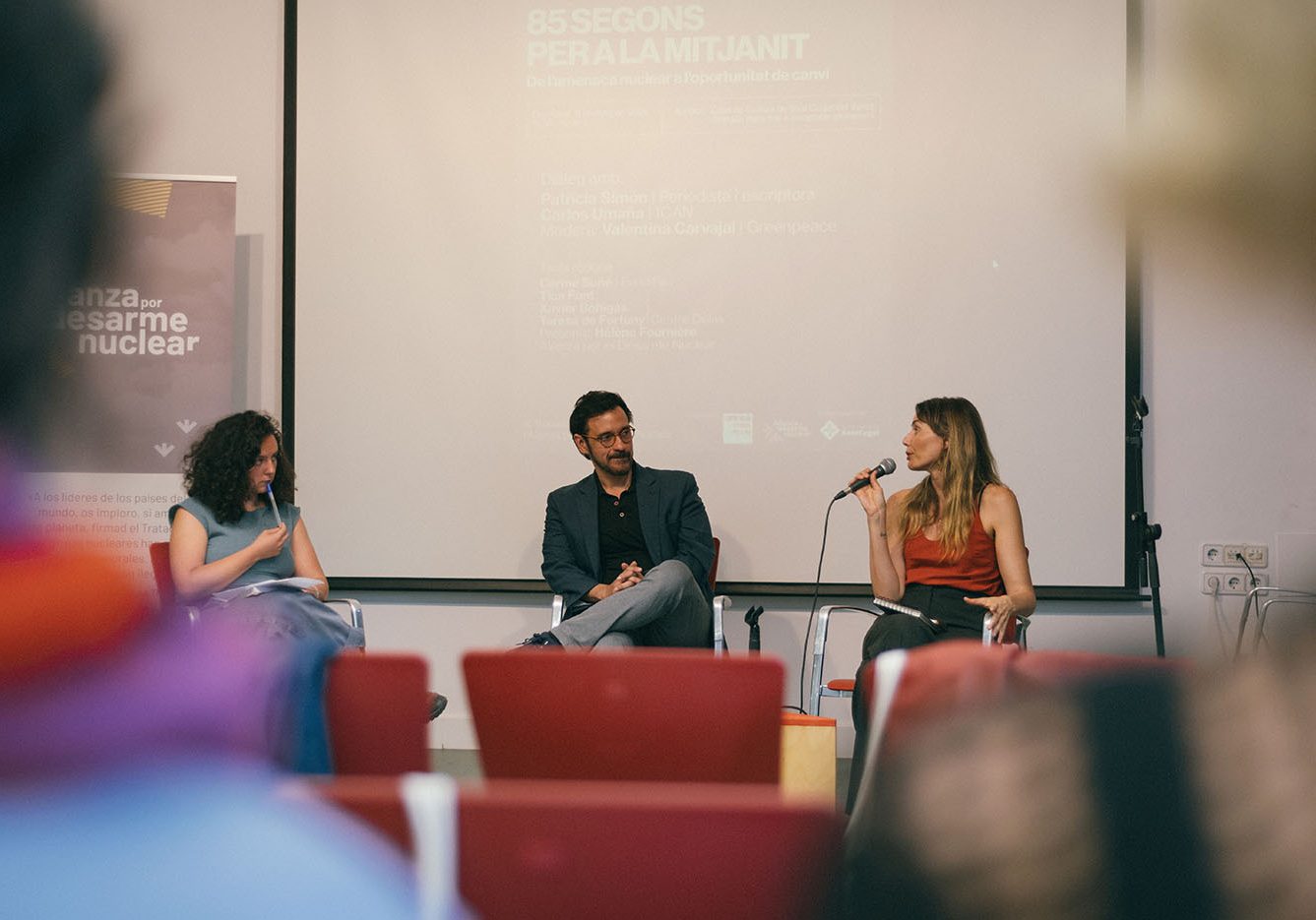 «Las personas que creen en el cambio son las que lo generan»: una de las conclusiones del diálogo entre Carlos Umaña (ICAN) y Patricia Simón (periodista, sosteniendo el micro) | Foto: Selene Aliayi