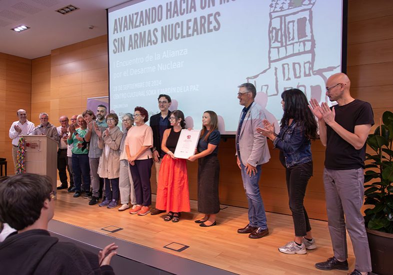 Representantes de las entidades miembros de la Alianza por el Desarme Nuclear entregan a la alcaldesa de Rivas, Aída Castillejo, un certificado de adhesión al Cities Appeal, en el Centro Cultural Soka | Foto: Teresa Arilla