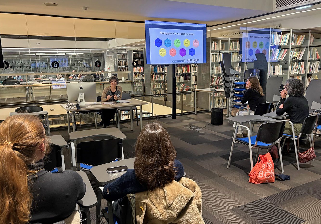 En su intervención en el congreso, Maria Gassiot destacó que la práctica budista del diálogo favorece el aliento mutuo y la transformación positiva de pensamientos, creencias y emociones que, de otro modo, pueden generar pasividad, división o enfrentamiento | Foto: Sebastià Vilanova