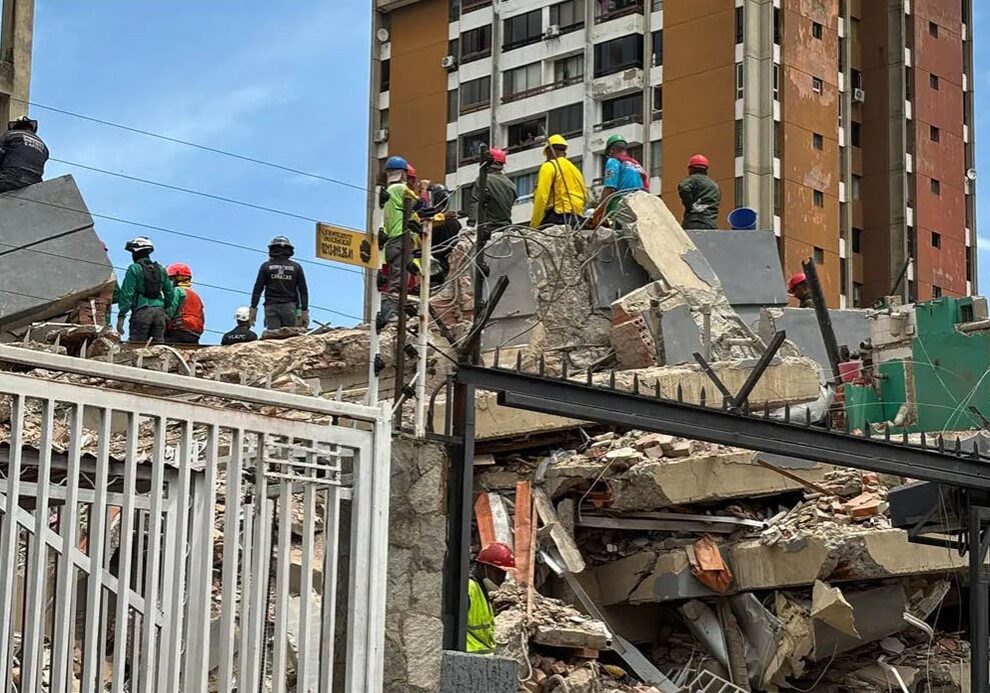 Rescatistas en un edificio derrumbado por los seísmos, en Caracas | Foto: Luisana Solano / UNOCHA
